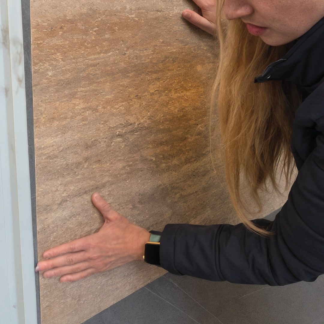 Revestimento Pedra Natural Travertino Romano 3mm · 100x60 cm · Fibra de vidro e pó de pedra natural